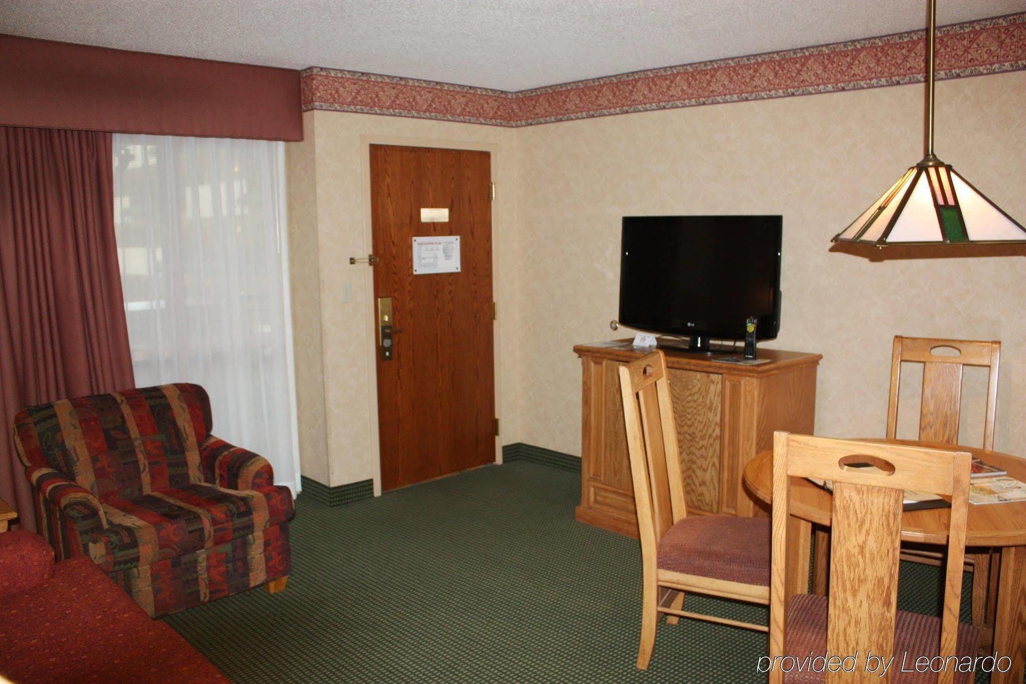 Embassy Suites By Hilton Omaha Downtown Old Market Room photo